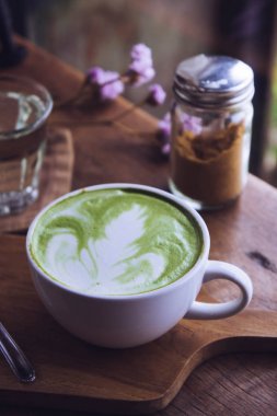 yeşil çay sıcak içecek sütlü beyaz Kupası ahşap masa aroma relax kahvehane zamanında
