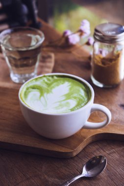 yeşil çay sıcak içecek sütlü beyaz Kupası ahşap masa aroma relax kahvehane zamanında