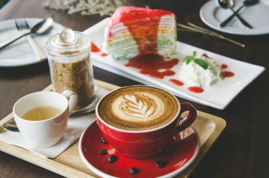 latte sanat ve lezzetli kek c ahşap masa üzerine fincan kahve aroması kırmızı