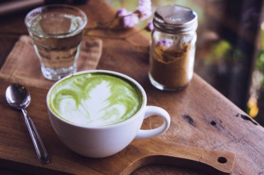 yeşil çay sıcak içecek sütlü beyaz Kupası ahşap masa aroma relax kahvehane zamanında