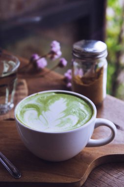 yeşil çay sıcak içecek sütlü beyaz Kupası ahşap masa aroma relax kahvehane zamanında