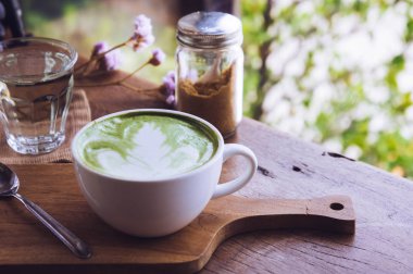 yeşil çay sıcak içecek sütlü beyaz Kupası ahşap masa aroma relax kahvehane zamanında