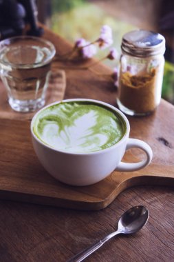yeşil çay sıcak içecek sütlü beyaz Kupası ahşap masa aroma relax kahvehane zamanında