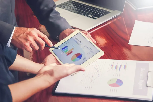 Geschäftstreffen, Dokumente, Verkaufsanalyse, Analyseergebnisse, Teamwork-Management auf dem Schreibtisch im Büro — Stockfoto