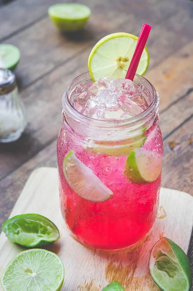 Bebida de refrigerante de limão vermelho Uma mistura de néctar vermelho, sal, limão e refrigerante misturados para refrescar e saciar a sede . — Fotografia de Stock