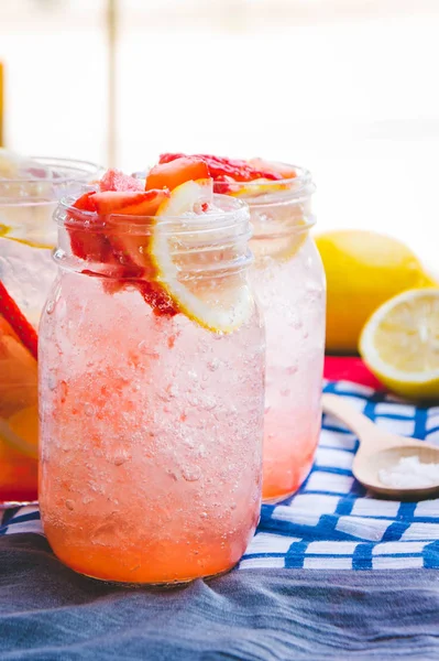 Zumo de fresa y zumo de soda de limón mezclado con soda. Añadir sabor Mejorar la salud del cuerpo puede hacer en casa. Jugo en días vacíos o fiesta —  Fotos de Stock