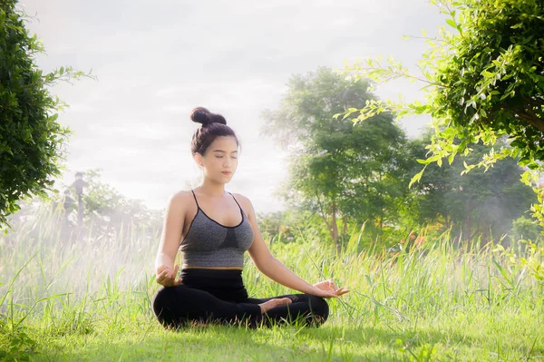 Young woman practicing yoga Everyday Yoga helps in concentration breath, shape body, strength, help skin brighten. Among the Dharma Air in bright days — Stock Photo, Image