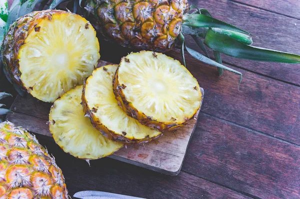 Ananas fruit op de houten tafel, picec van ananas fruit, zoete vruchten voor gezonde — Stockfoto