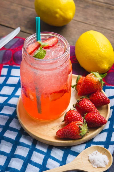 Zumo de fresa y zumo de soda de limón mezclado con soda. Añadir sabor Mejorar la salud del cuerpo puede hacer en casa. Jugo en días vacíos o fiesta —  Fotos de Stock