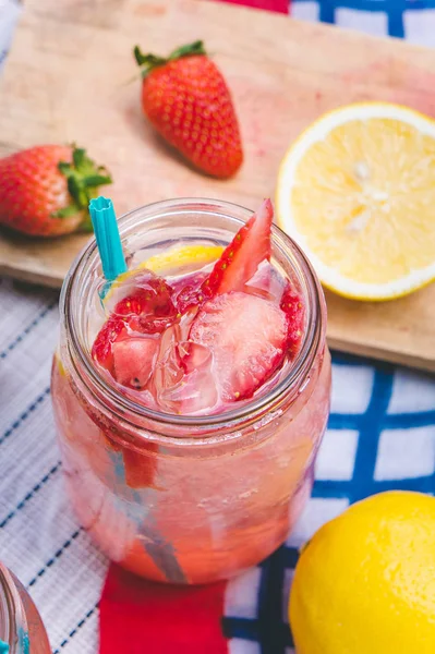 Zumo de fresa y zumo de soda de limón mezclado con soda. Añadir sabor Mejorar la salud del cuerpo puede hacer en casa. Jugo en días vacíos o fiesta —  Fotos de Stock