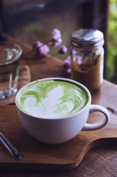 Groene Thee Warm Drankje Latte Witte Cup Houten Tafel Aroma — Stockfoto