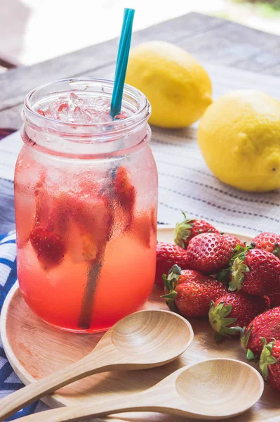 草莓汁和柠檬苏打汁与苏打水混合。添加风味改善健康的身体可以在家里做。果汁对空天或方 — 图库照片
