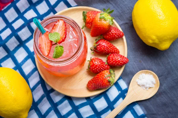 Zumo de fresa y zumo de soda de limón mezclado con soda. Añadir sabor Mejorar la salud del cuerpo puede hacer en casa. Jugo en días vacíos o fiesta —  Fotos de Stock