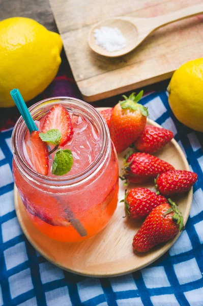 Jus de fraise et jus de citron mélangé avec du soda. Ajouter le flavo — Photo