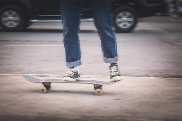Skaterboard movimento, jogando skaterboard na rua, rápido para se mover — Fotografia de Stock