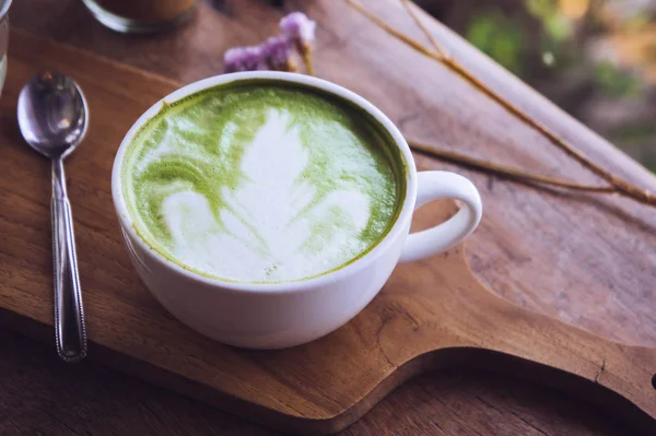 Groene thee warm drankje latte witte cup op houten tafel aroma ontspannen tijd in coffeeshop — Stockfoto