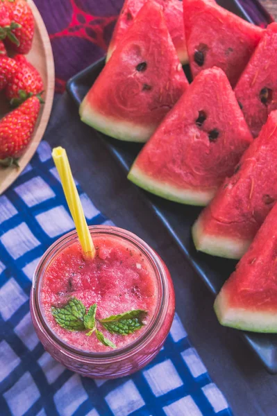 西瓜汁混合健康果汁有助于减肥。爽口的身体、 水、 西瓜和草莓的交融在一起，柠檬味道. — 图库照片