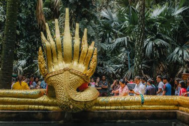 12 Ağustos 2019, Udon Thani Tayland, İnsanlar kutsamak için yılana taparlar.