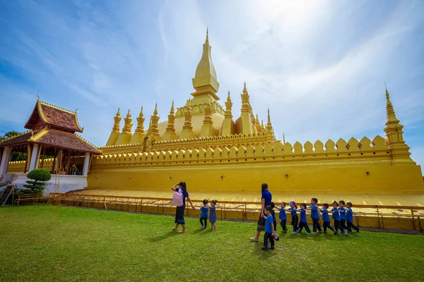 15 Julio 2019, Laos, profesor y niños se van de excursión en Laos — Foto de Stock