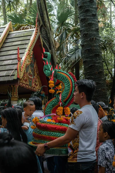 12 ago 2019, udon Thani Tailandia, La gente adora a la serpiente por bendiciones y — Foto de Stock