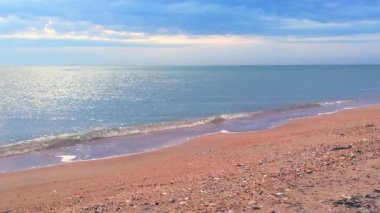 Bir ıssız beach, mavi su ve sarı kum deniz ya da okyanus dalgaları