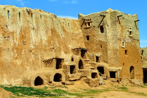 Reconstruction of the clay building at the market place in the ancient Tatar-Mongols capital of Sarai Batu — Stock Photo, Image