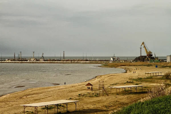 Playa de arena y puerto ganan invierno —  Fotos de Stock