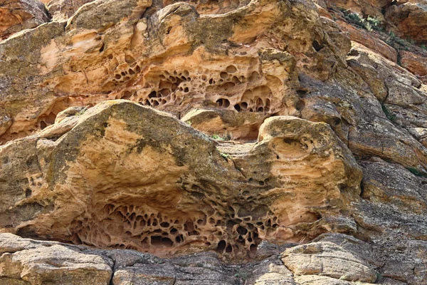 Vento erodido montanha calcária amarela com um monte de pequenos buracos — Fotografia de Stock