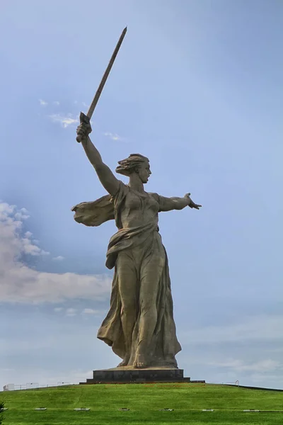 Wolgograd, Russland - 3. Mai 2017: Mutterland nennt Statue in Wolgograd Stalingrad — Stockfoto