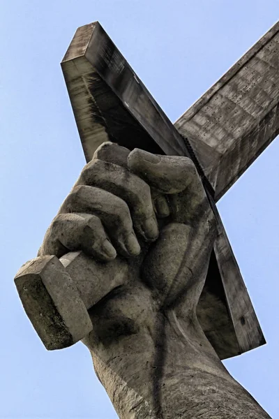 Escultura mão segurando a espada, parte os a escultura Motherla — Fotografia de Stock