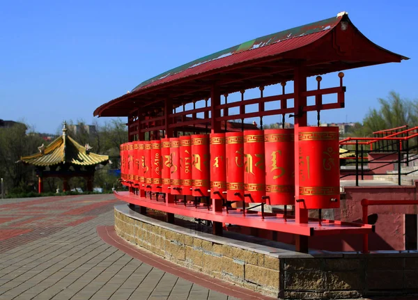 Linie buddhistischer Gebetstrommeln in roter Farbe — Stockfoto