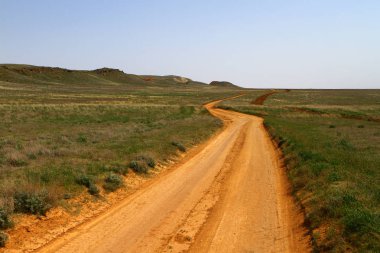 Bozkır Dağları ile toprak yolda