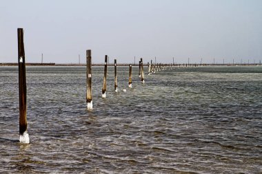 Ahşap sütun üzerine tuz Tuz Gölü baskunchak