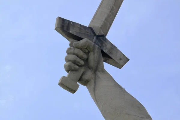 Mão estátua segurando a espada no céu azul — Fotografia de Stock