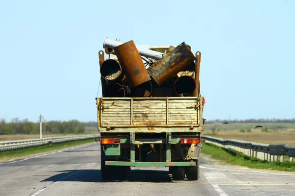 トラック、輸送事故、金属の概念の安全輸送上のゴミ. — ストック写真