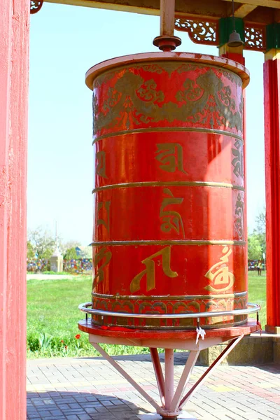 Foto der roten Gebetstrommeln in einem buddhistischen Tempel zur Tageszeit. — Stockfoto
