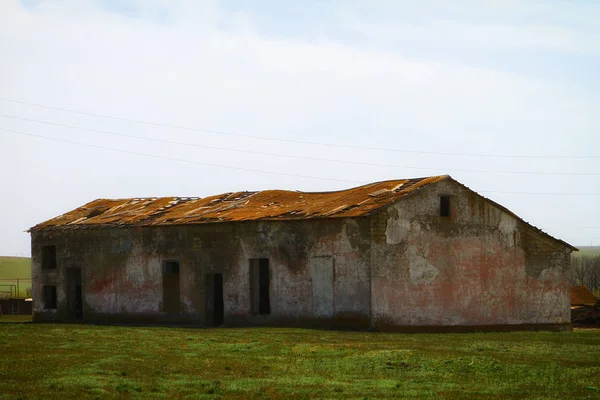 Vieilles écuries de bétail en ruine, endommagées par le temps et le temps — Photo