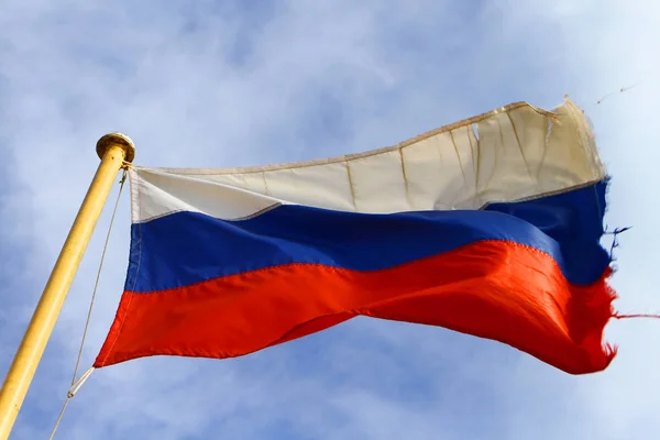 푸른 하늘 배경에 강한 바람에 늙은 러시아 국기 파도 — 스톡 사진