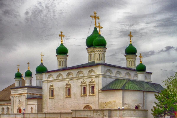 Astrakhan, Ryssland - 30 April 2017. Astrakhan kremlin, gamla kyrkan, ledare — Stockfoto