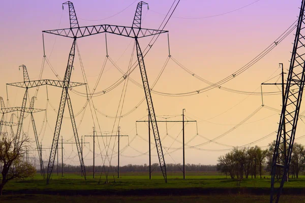 High-voltage power lines at sunset. electricity distribution station. high voltage electric transmission tower. — Stock Photo, Image