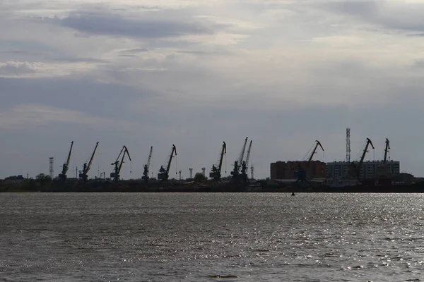 Silueta del puerto del río bajo nubes pesadas antes de la lluvia — Foto de Stock