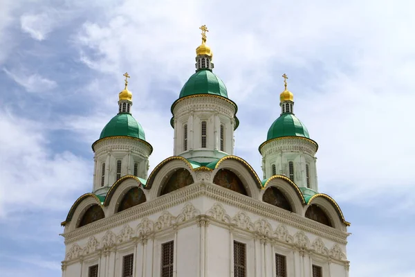 Astracán, Rusia - 30 de abril de 2017. Kremlin de Astracán, iglesia antigua, editorial — Foto de Stock