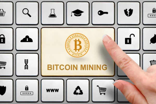 Bitcoin górnictwa pojęcia, dziewczyny palcem powyżej duży przycisk na klawiaturze — Zdjęcie stockowe