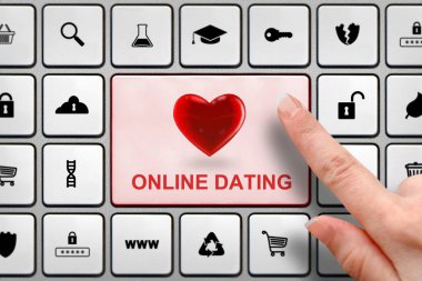 Online Arkadaşlık kavramı, kızın parmak yukarıda belgili tanımlık büyük düğme üstünde belgili tanımlık klavye