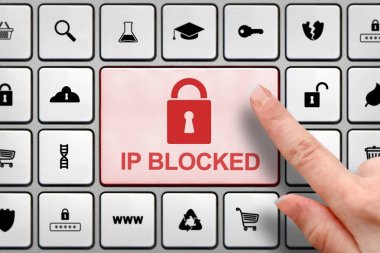IP bloke kavramı, kızın parmak yukarıda belgili tanımlık büyük düğme üstünde belgili tanımlık klavye