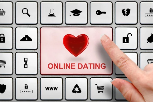 Concepção de namoro on-line, dedo da menina acima do botão grande no teclado — Fotografia de Stock