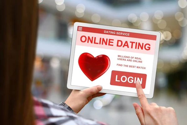 Concepção de namoro on-line, menina detém o tablet digital no fundo do shopping turvo — Fotografia de Stock