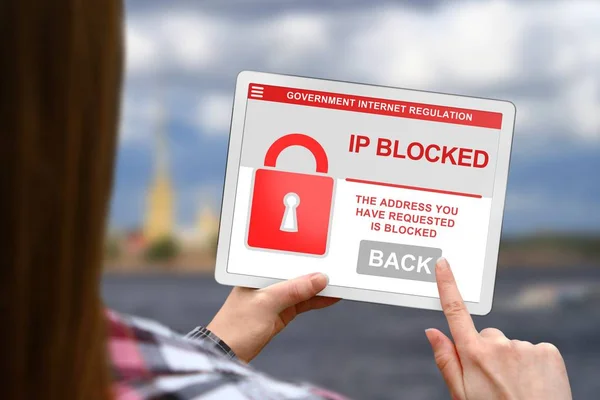 IP-Adresse blockiert Konzept, Mädchen hält das digitale Tablet auf verschwommenen Wolken Hintergrund — Stockfoto