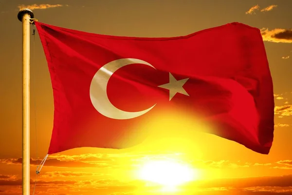 Turquia tecelagem bandeira no belo pôr-do-sol laranja com nuvens de fundo — Fotografia de Stock