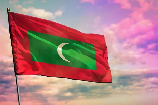 Развевающийся флаг Мальдив на ярком облачном фоне неба. Концепция процветания . — стоковое фото
